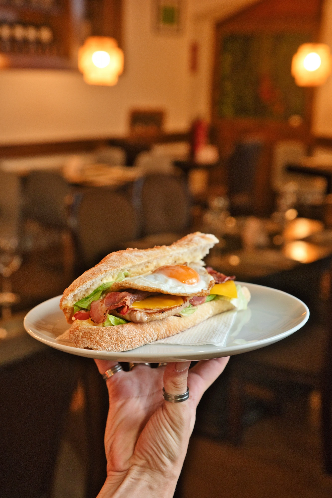Bocadillo de Limbo sostenido con la mano, desayunos y almuerzos en Valencia