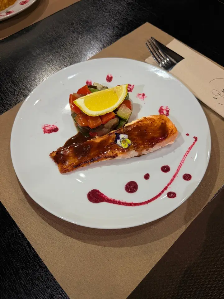 Salmón a la plancha con verduras salteadas y limón